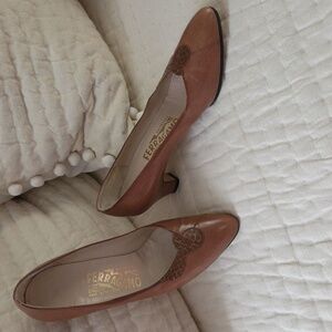 SALVATORE FERRAGAMO PUMPS EUC - 6.5AA